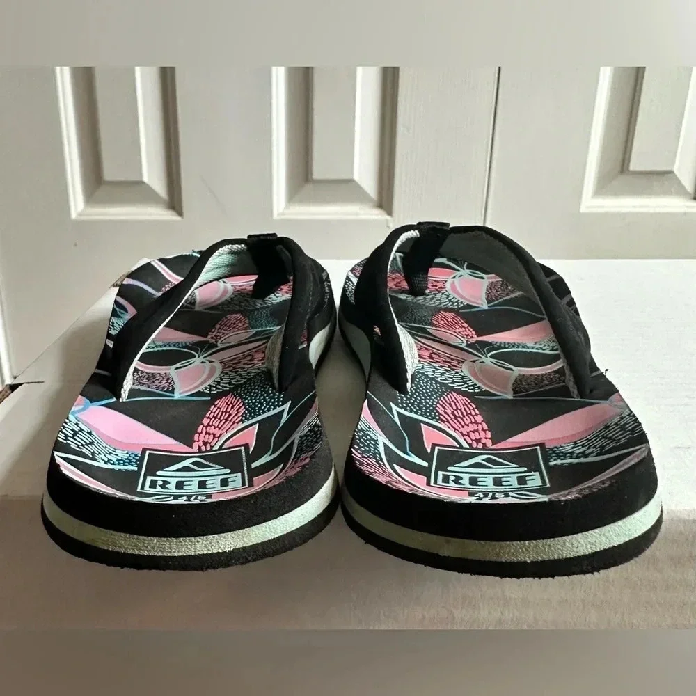 Girls Reef flip flops Size 4/5